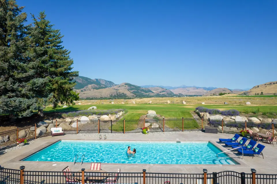 Outdoor pool (May–October)