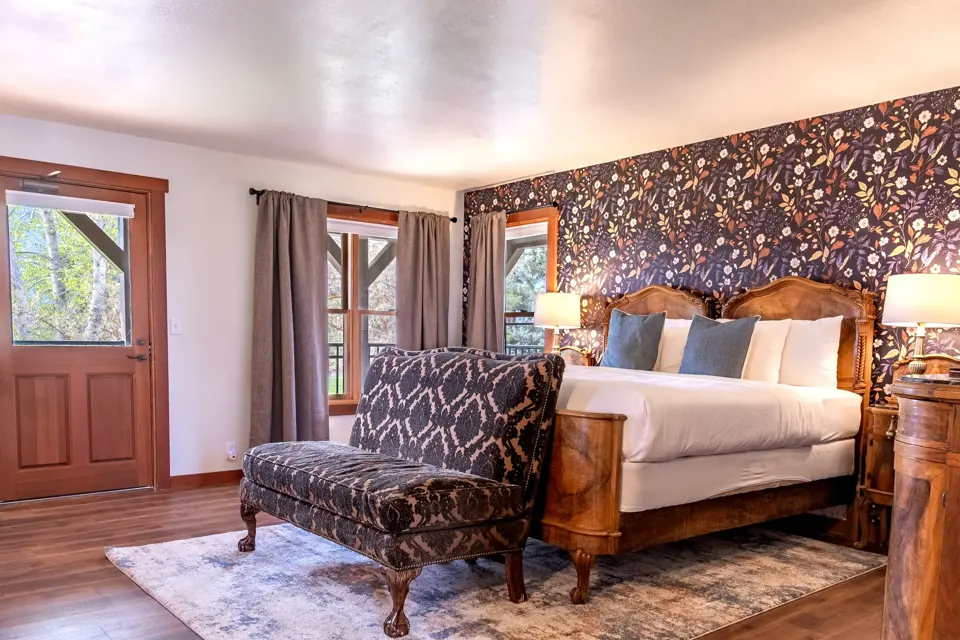 Mazama Room at Casia Lodge